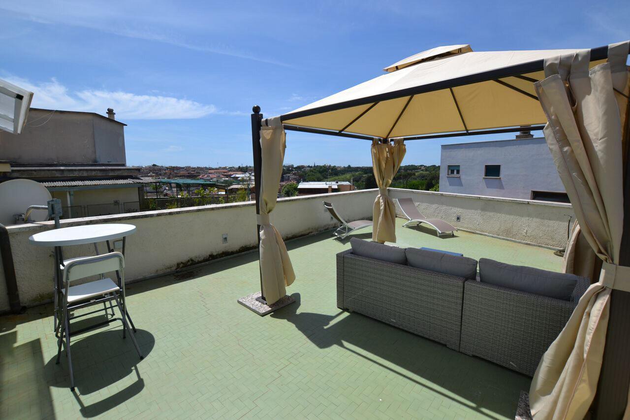 Romantic Attic With Terrace Over Rome Exterior photo